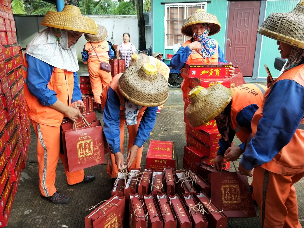 ? ?“中秋佳節(jié)、情暖職工” ? ? ? ? ?-----明佳集團黨支部及工會組織開展中秋慰問活動
